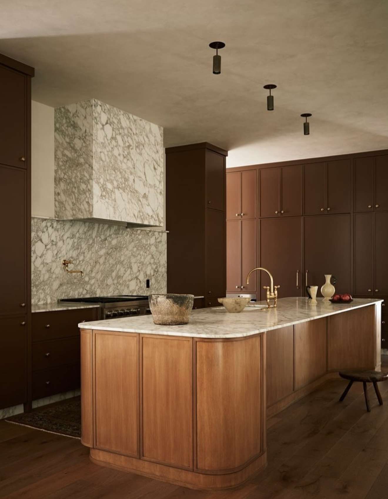 Microcement kitchen surface with refined architectural finish