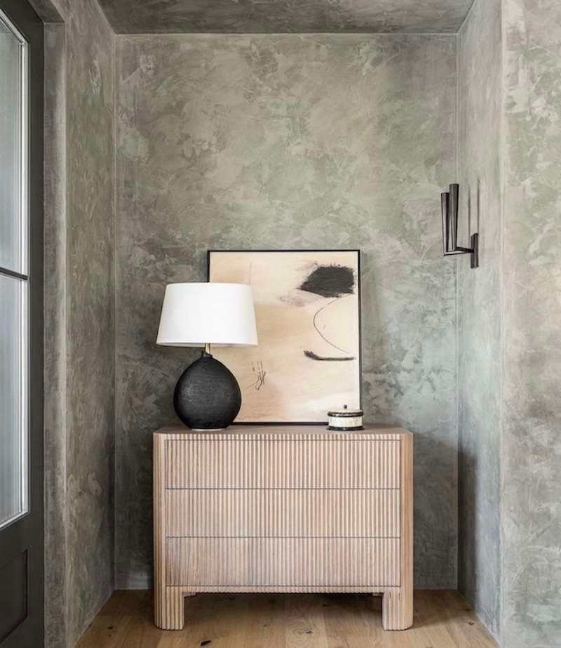 Stucco Lamundo plaster walls and ceiling with layered mineral movement